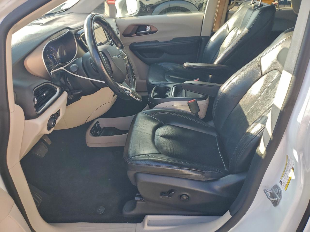 Chrysler Pacifica Touring L Image 5