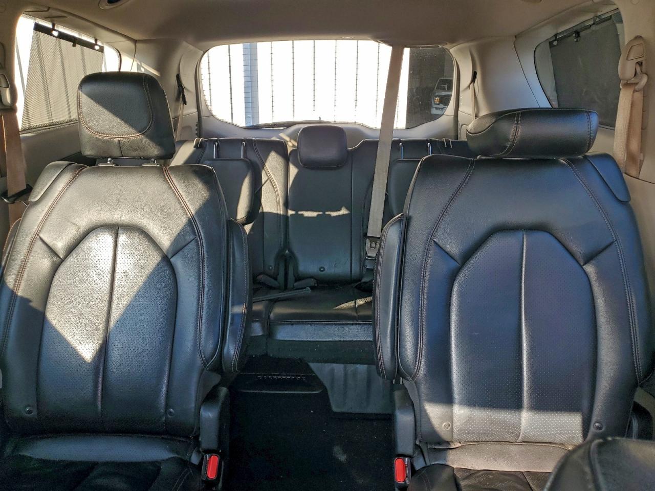 Chrysler Pacifica Touring L Image 9