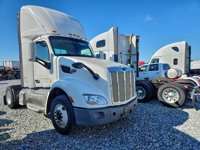 Salvage Peterbilt 579