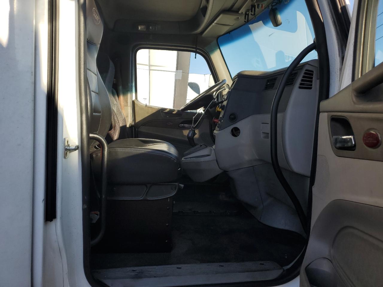 Peterbilt 579 Image 3