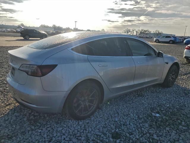 Tesla Model 3 Image 11
